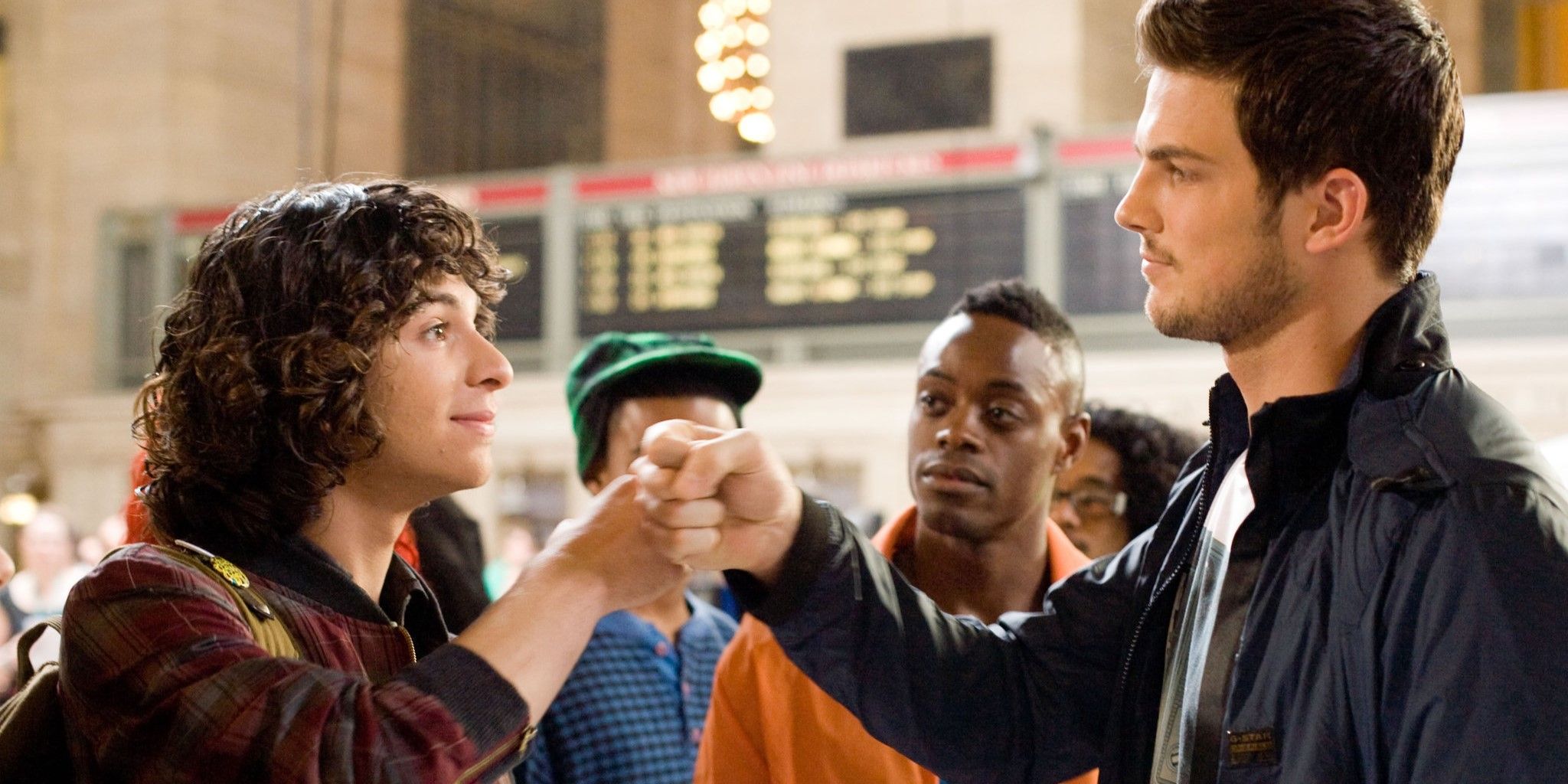 Moos e Luke batem os punhos em Step Up 3d