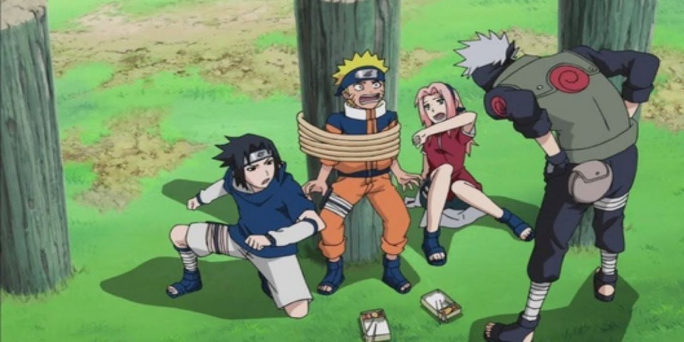 Kakashi Hatake está assustando os membros da equipe 7, que inclui Sasuke Uchiha, Naruto Uzumaki e Sakura Haruno no anime original de Naruto.