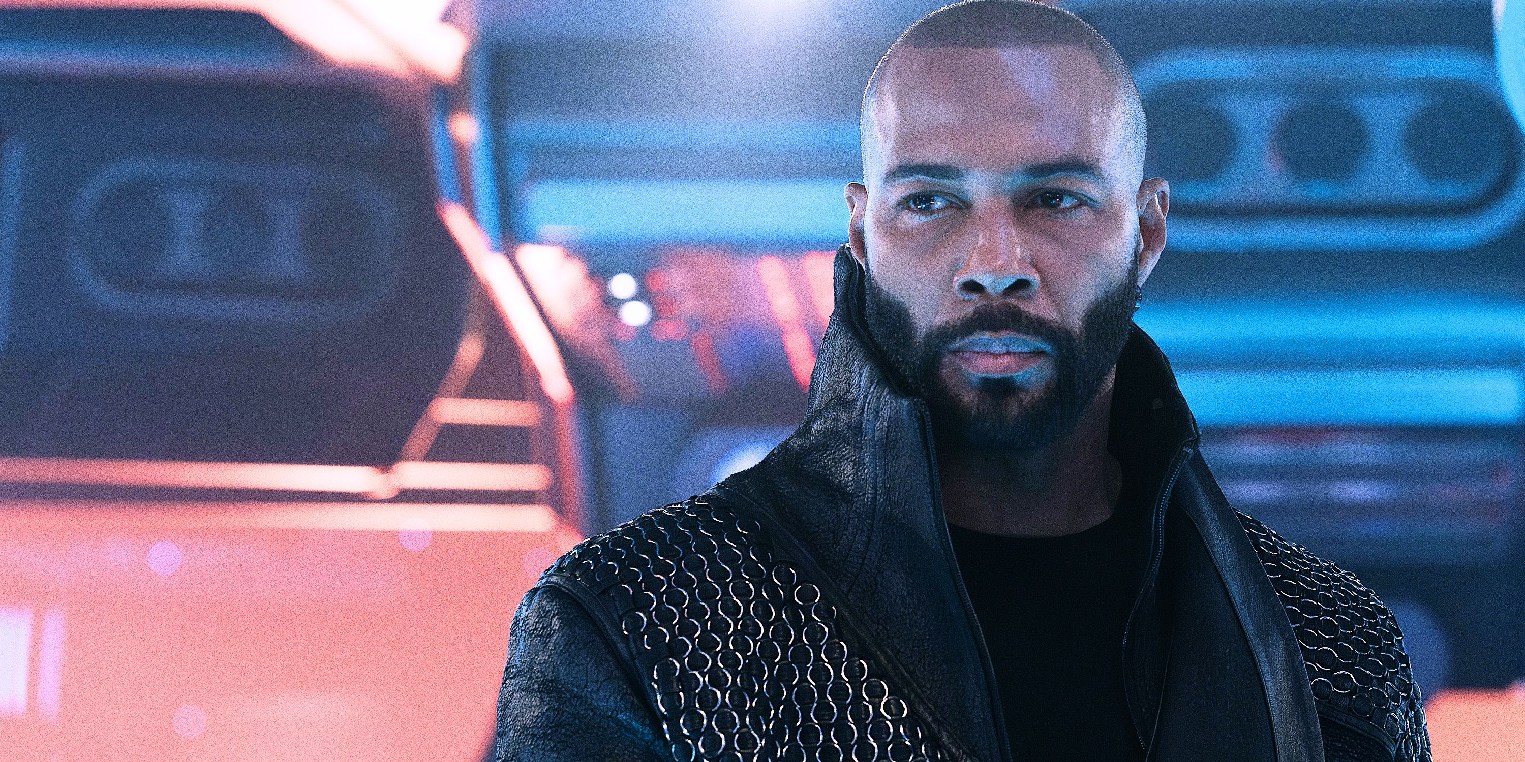 Omari Hardwick como Alok Sahar em um casaco de alto colar na seção de engenharia de uma estelar da Star Trek Seção 31