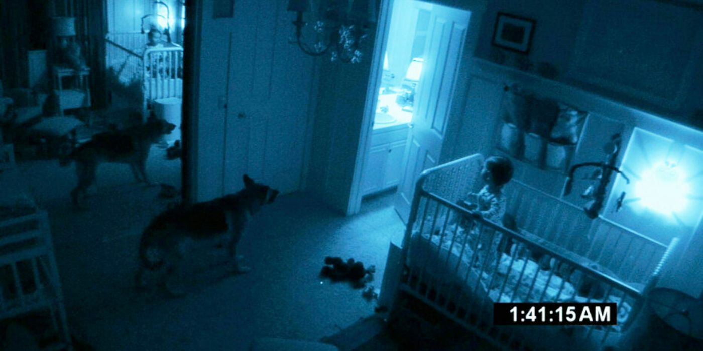 Um bebê e um cachorro olham para uma porta aberta em atividade paranormal 2