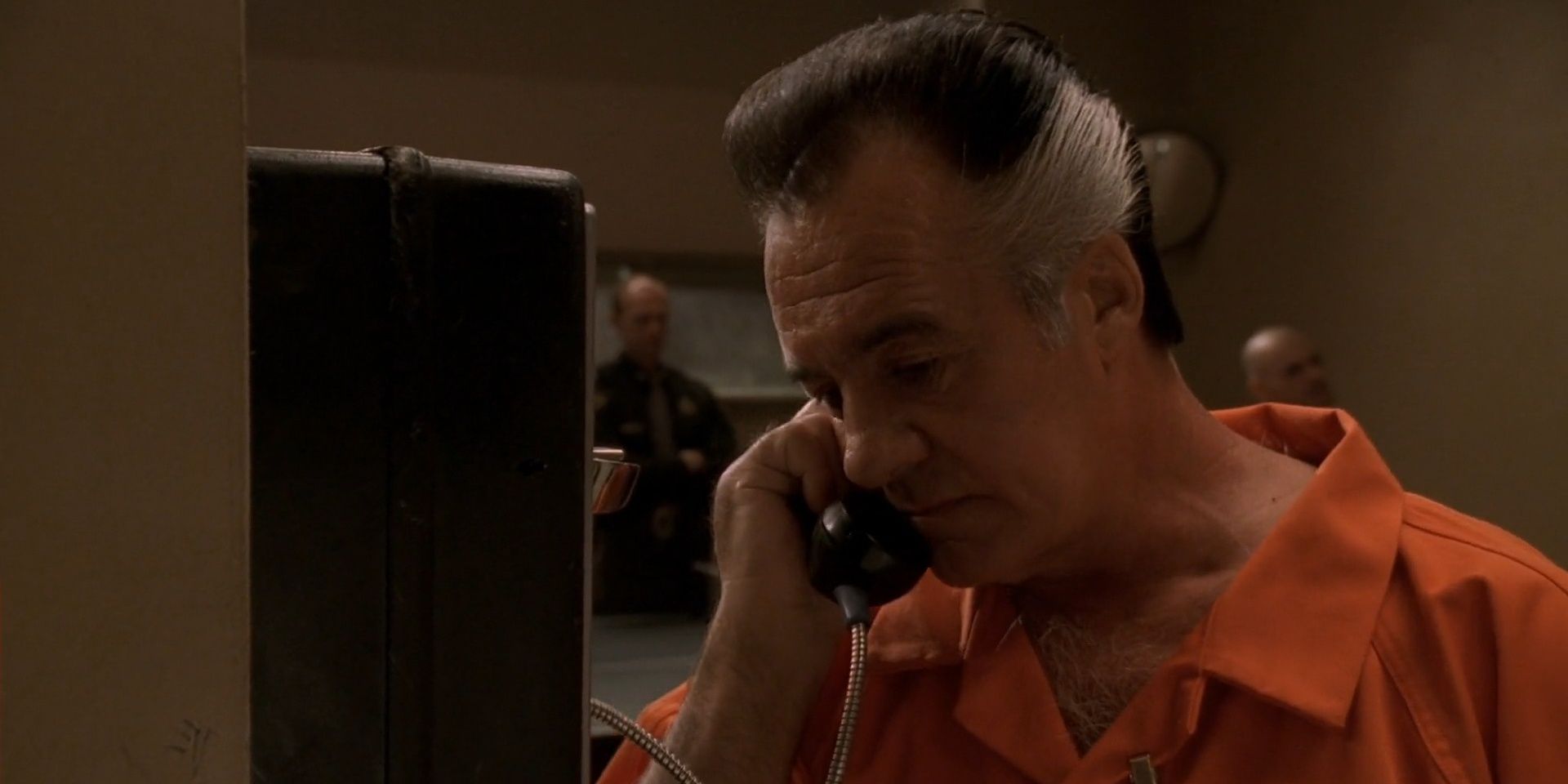 Paulie falando ao telefone nos sopranos