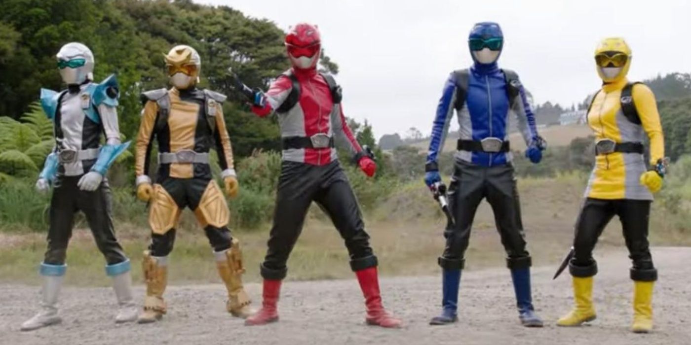 Os Morph-X Rangers de Power Rangers Beast Morphers observando um inimigo