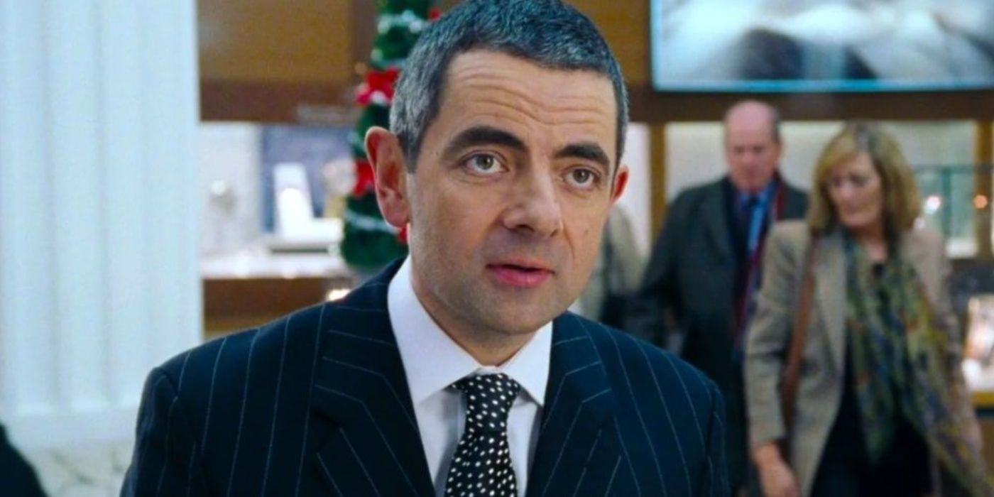 O personagem Love Actually de Rowan Atkinson serve no balcão de joias.