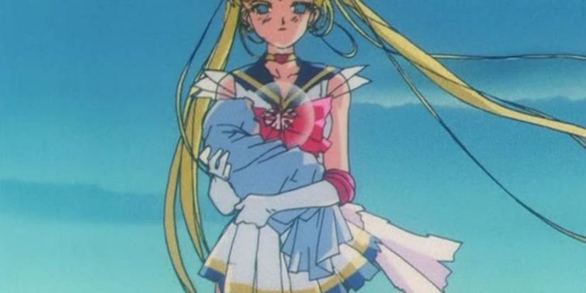 Sailor Moon bringing Sailor Saturn as Bébé Hotaru in anime Sailor Moon.