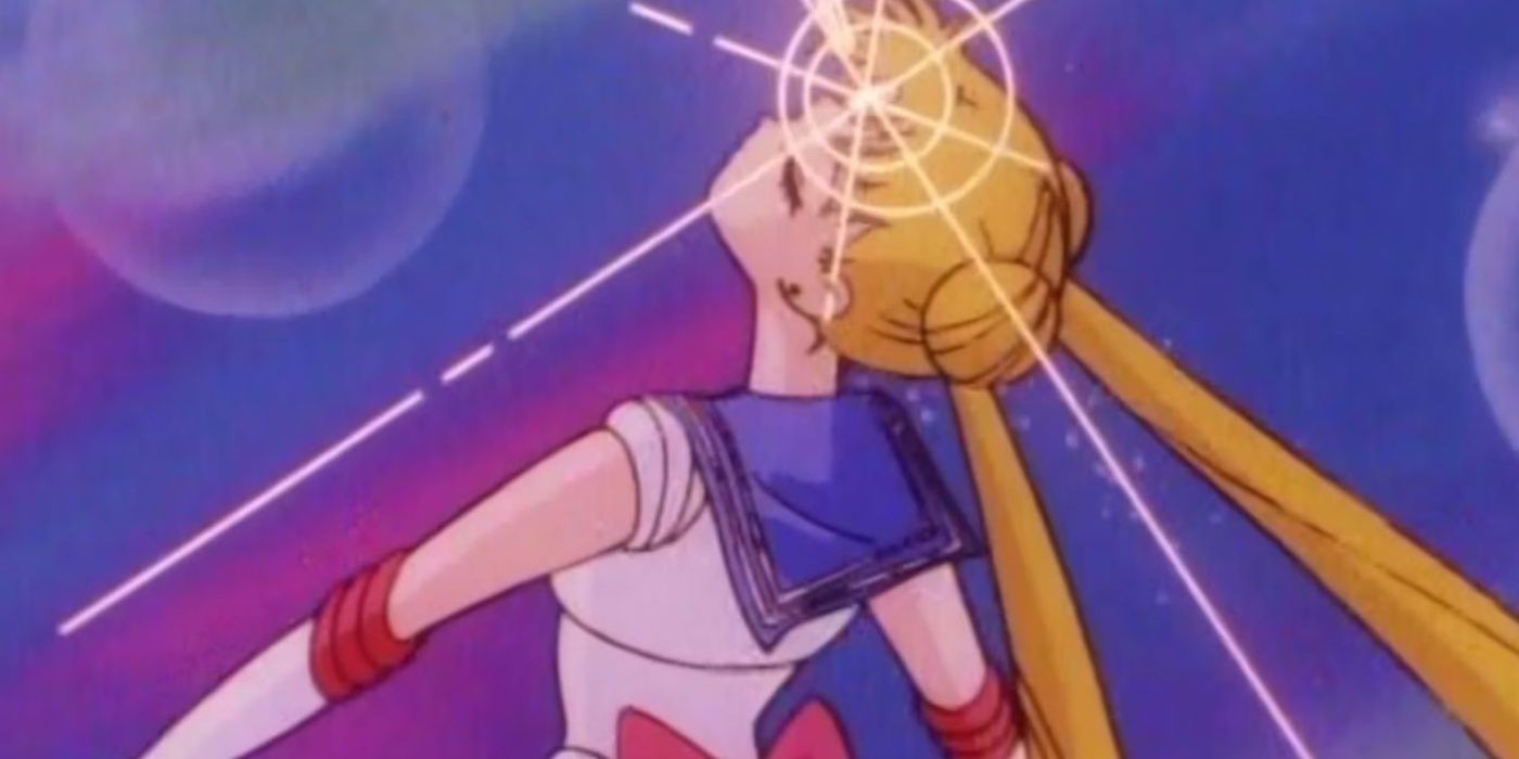 Usagi com sua tiara brilhando no meio da transformação no anime Sailor Moon dos anos 90.