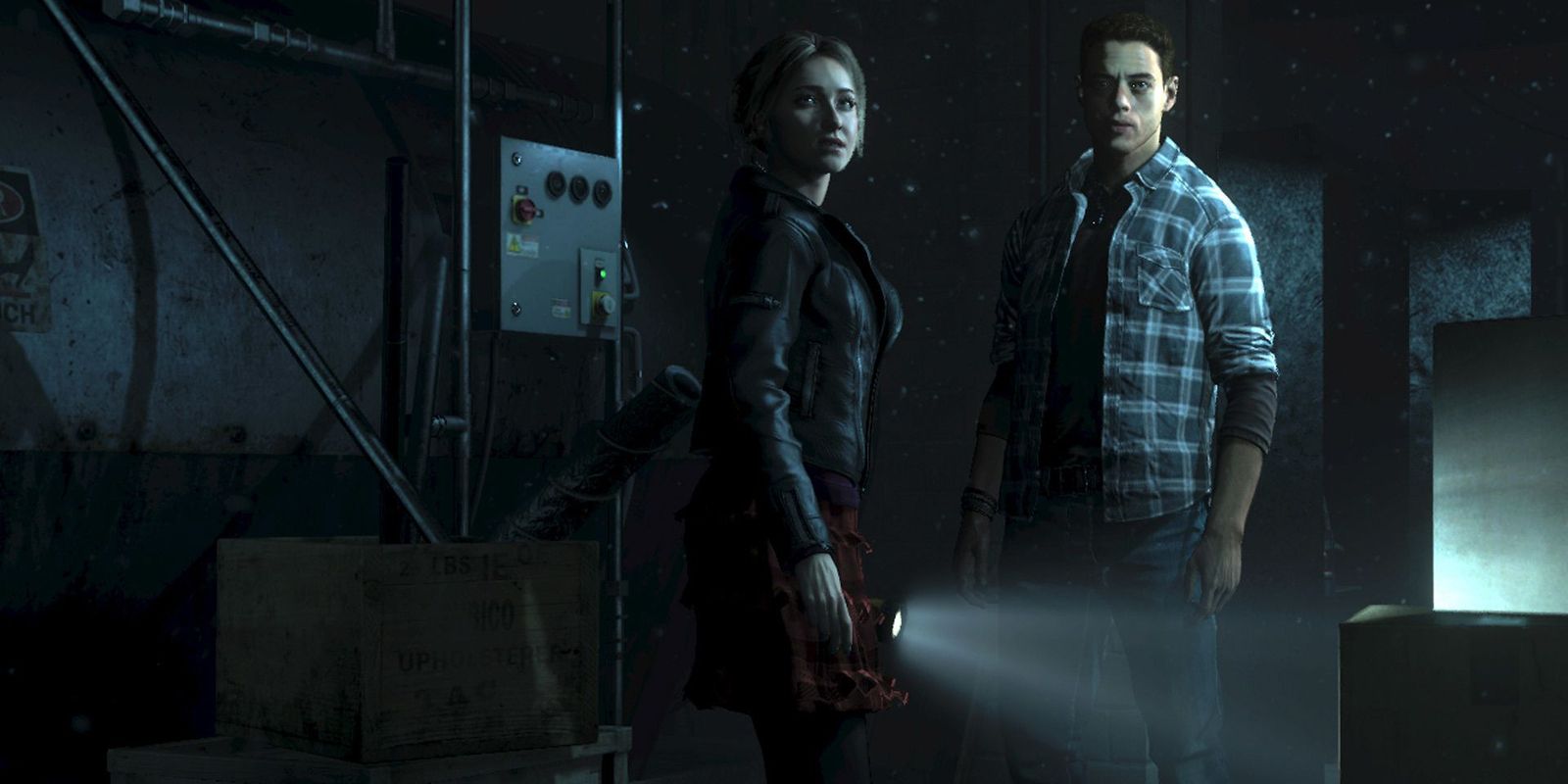 Sam Giddings (Hayden Panettiere) e Josh Washington (Rami Malek) exploram um quarto antigo e empoeirado no escuro no remake de Until Dawn