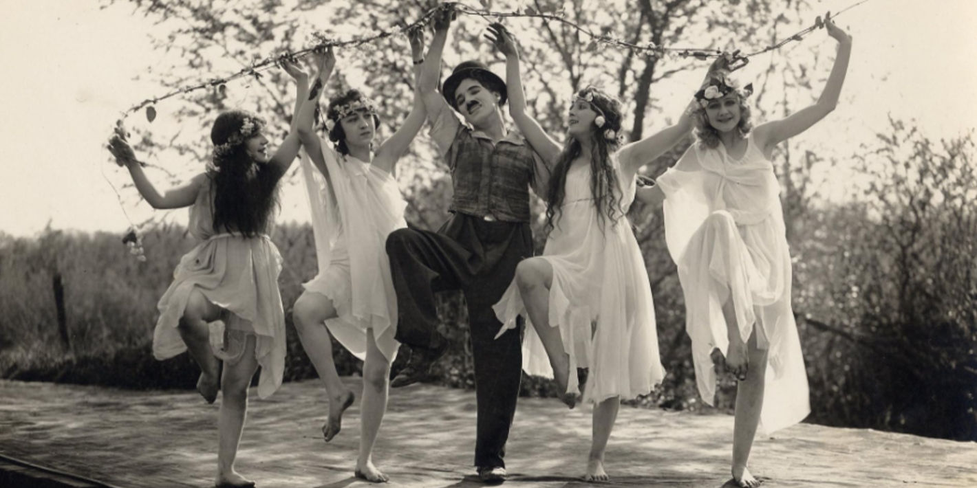 Charlie Chaplin dança com ninfas em uma estrada em Sunnyside.