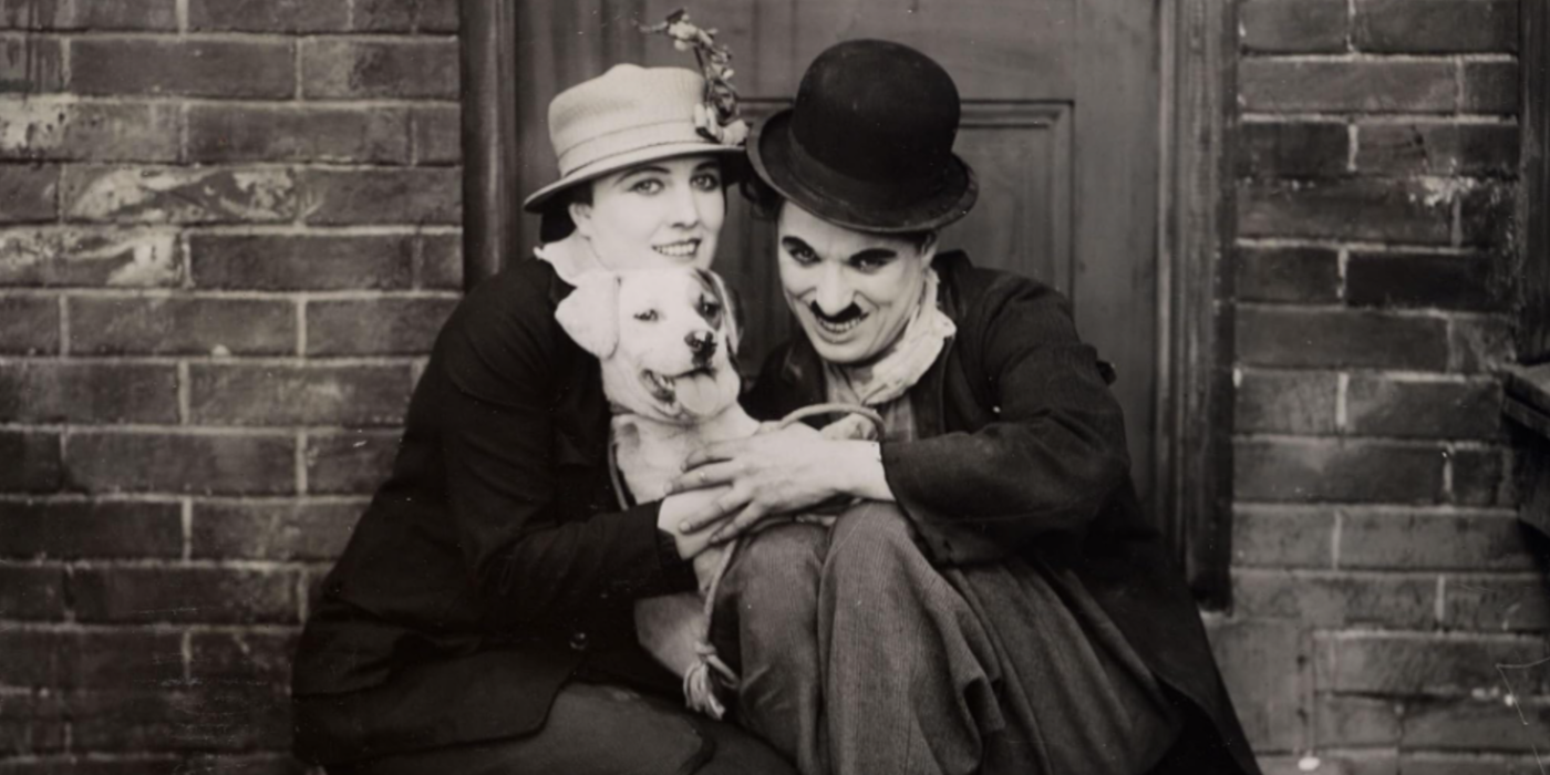 Charlie Chaplin e Eva Purviance posam com um cachorro em A Dog's Life.