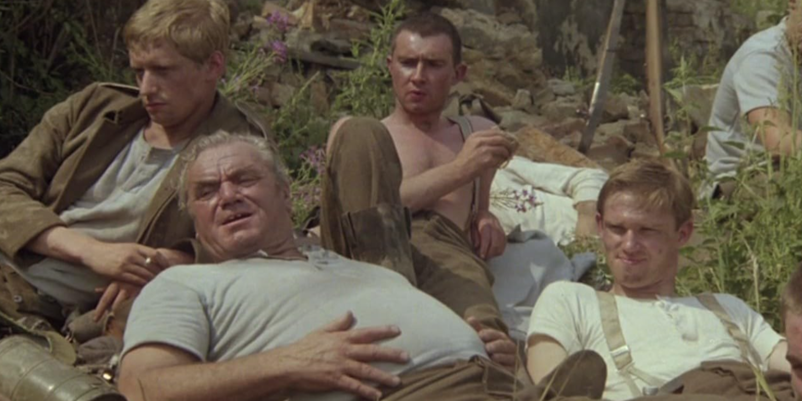 Ernest Borgnine e Richard Thomas relaxam com outros soldados em All Quiet on the Western Front.