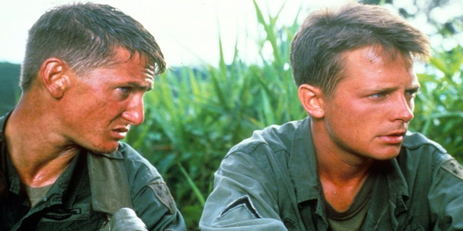 Penn e Fox sentam-se na selva em Casualties of War.