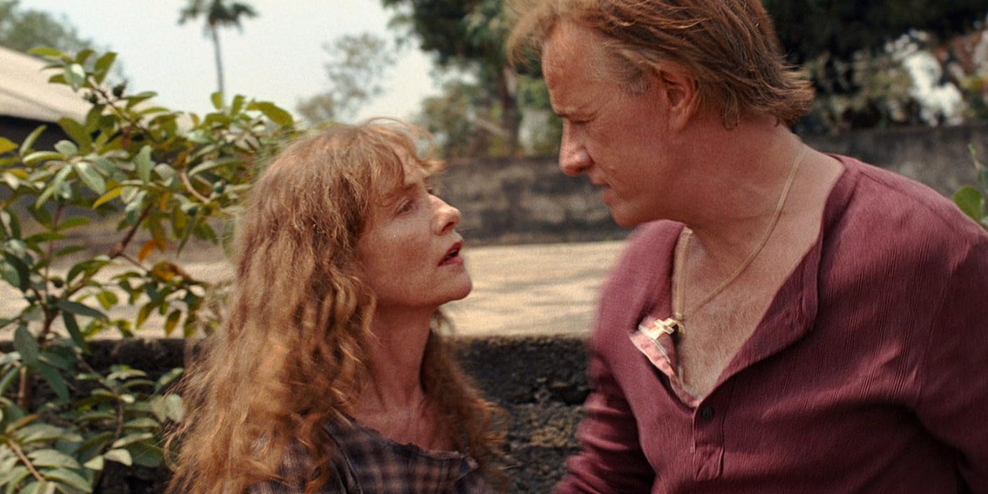 Isabelle Huppert e Christopher Lambert conversam lá fora no White Material.