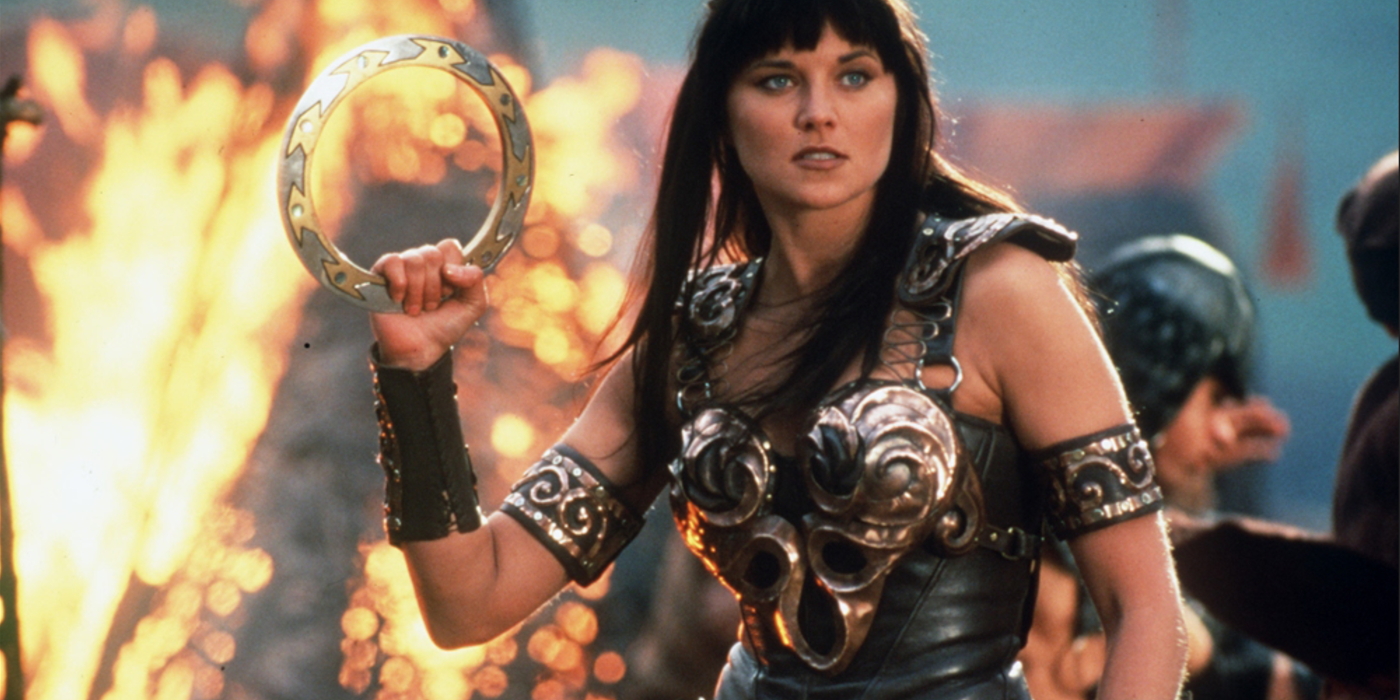 Xena segura um círculo decorativo em Xena: Warrior Princess.