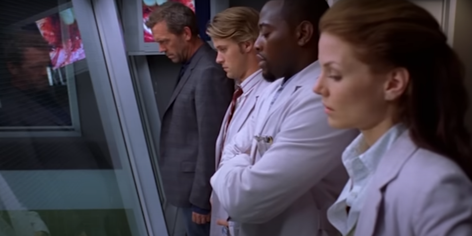 House e sua equipe assistem a uma cirurgia no Daddy's Boy in House MD.