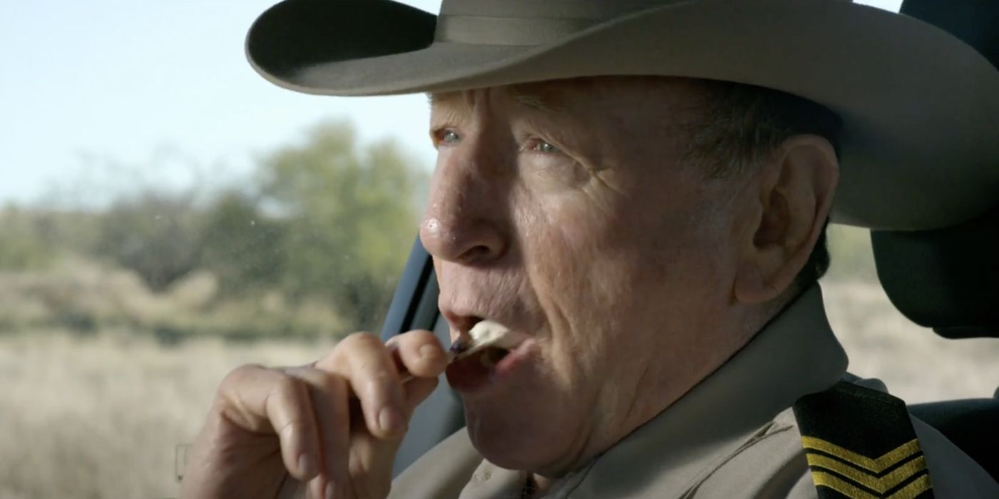 Tony Barry como o sargento comendo sorvete em Mystery Road