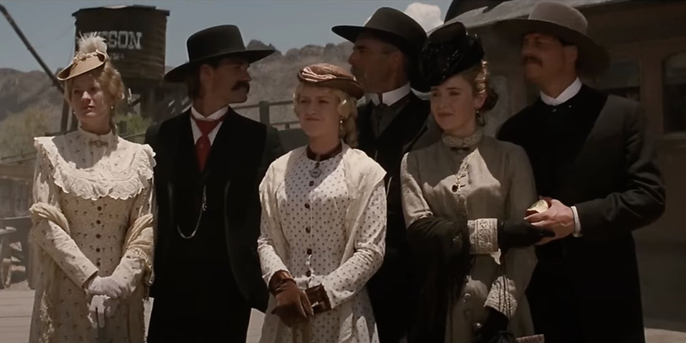 Dana Wheeler-Nicholson como Mattie Blaylock, Kurt Russell como Wyatt Earp, Paula Malcomson como Allie Earp, Sam Elliott como Virgil Earp, Lisa Collins Louis Earp y Bill Paxton como Morgan Earp en Tombstone