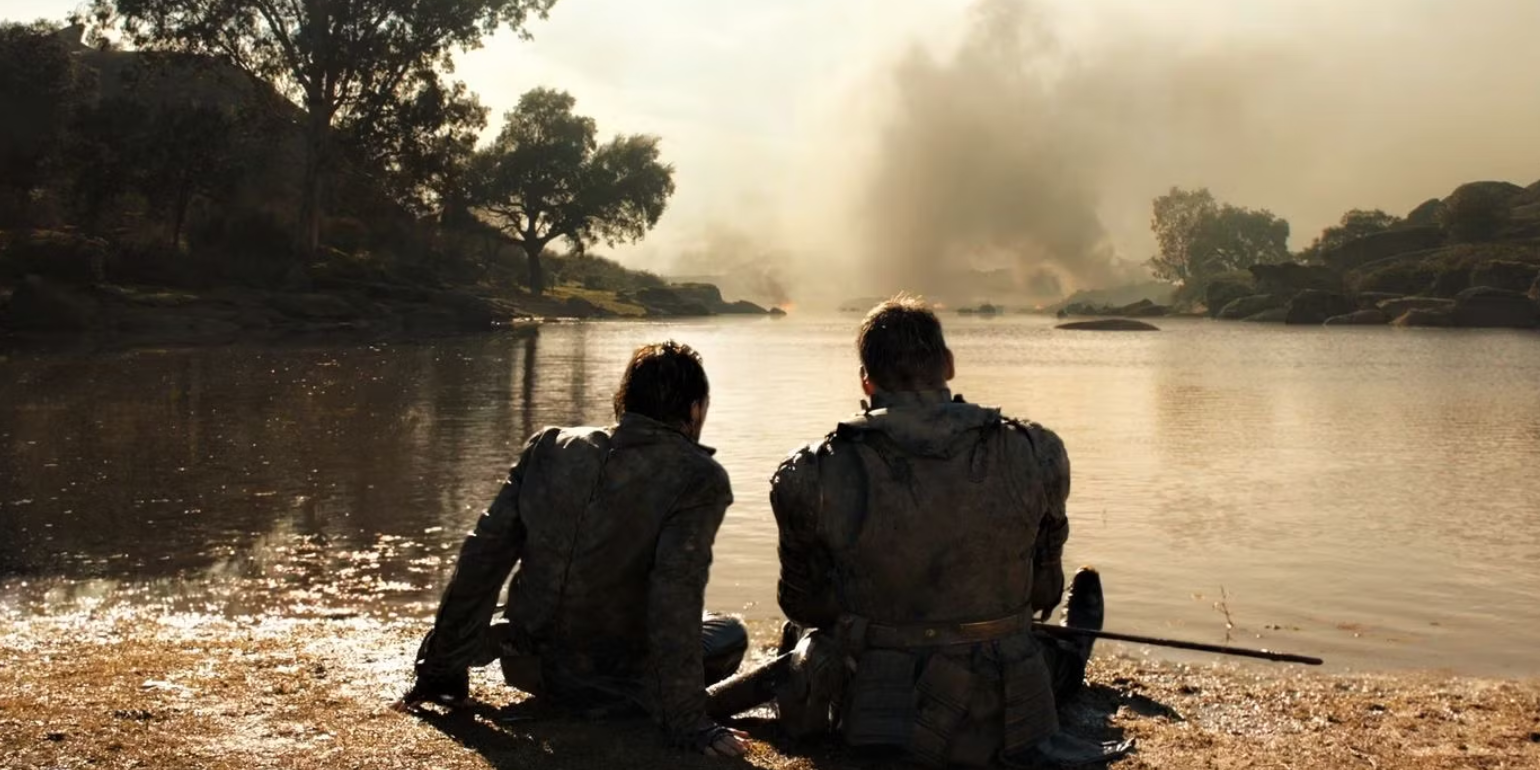 Jaime e Bronn sentam -se na costa do rio após uma batalha desastrosa em Game of Thrones.