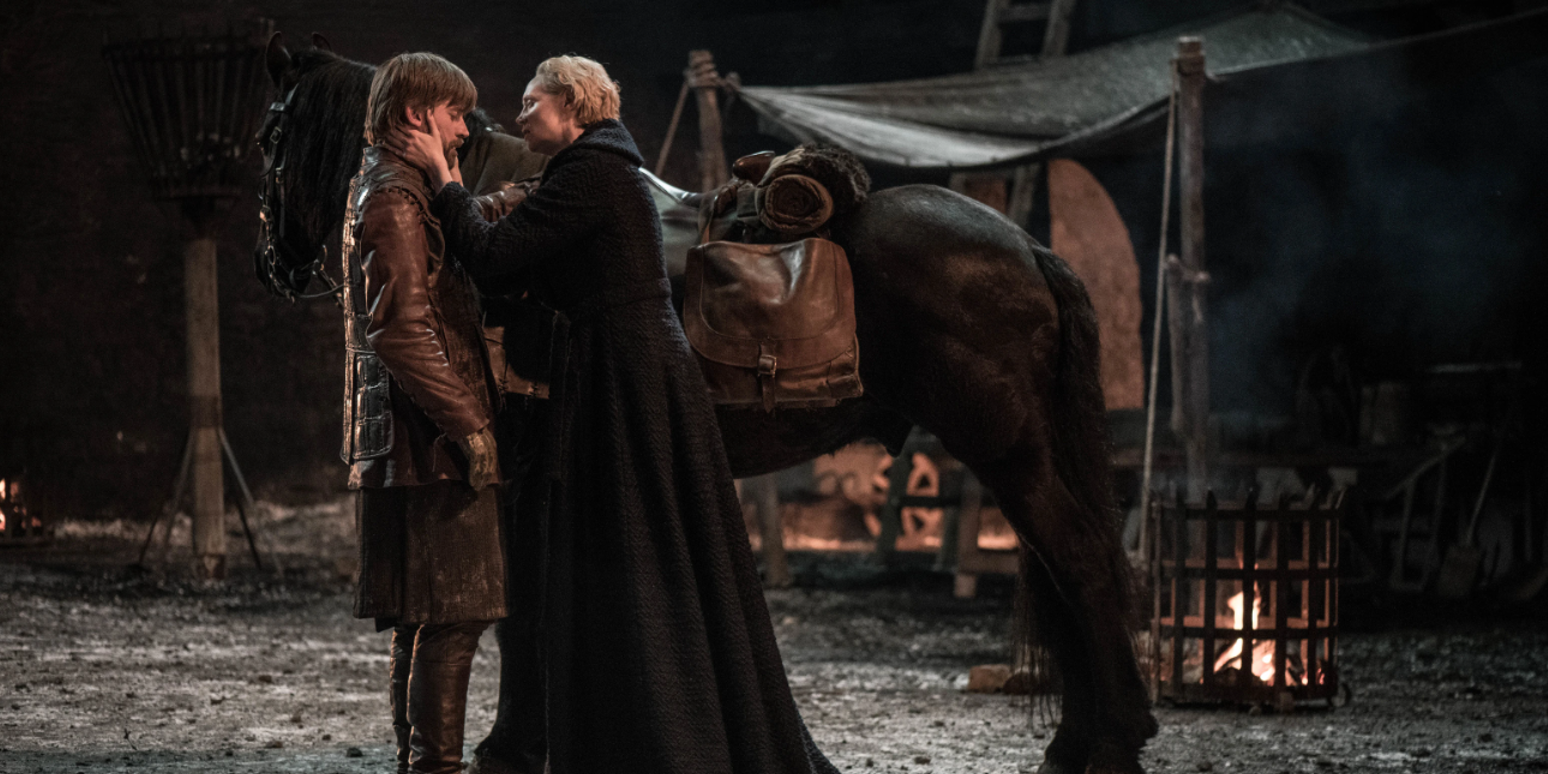 Brienne se inclina para beijar Jaime em Game of Thrones.