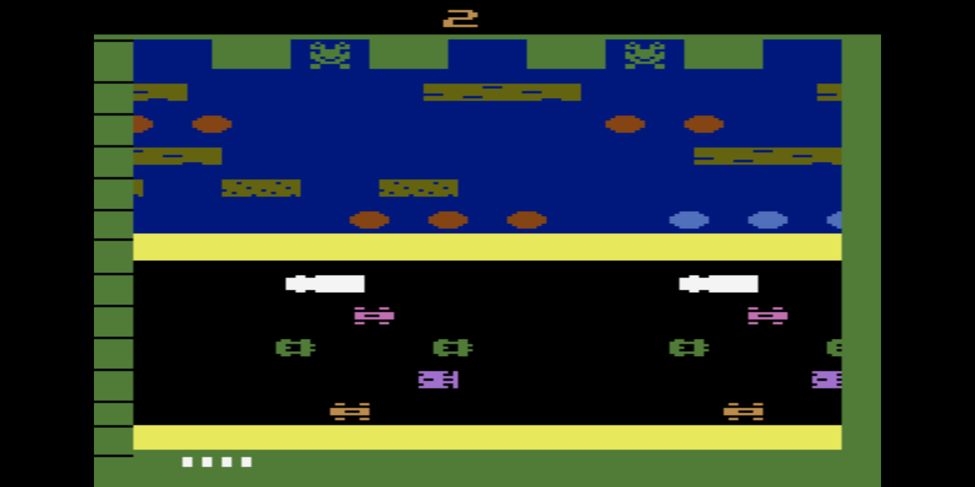 O jogo Frogger apresenta carros e troncos.