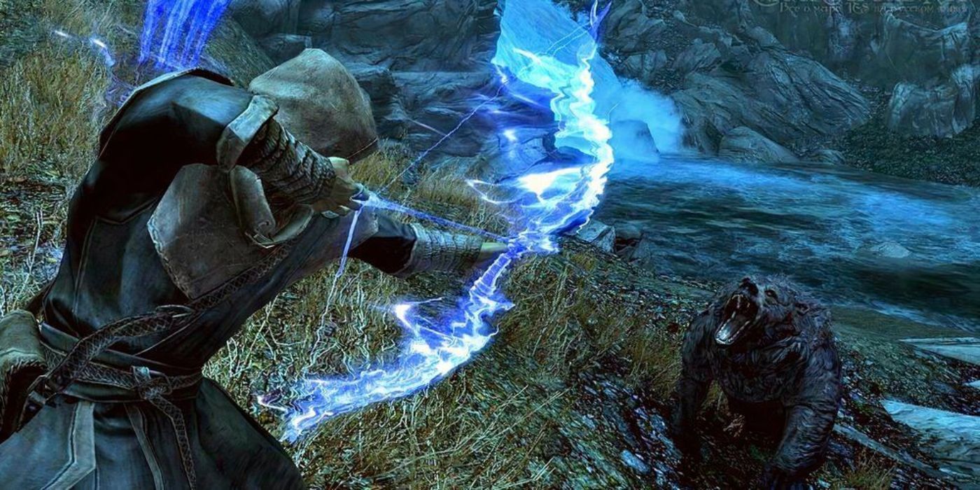 Um personagem do Elder Scrolls V: Skyrim está usando um feitiço de conjuração do arco encadernado contra um urso.