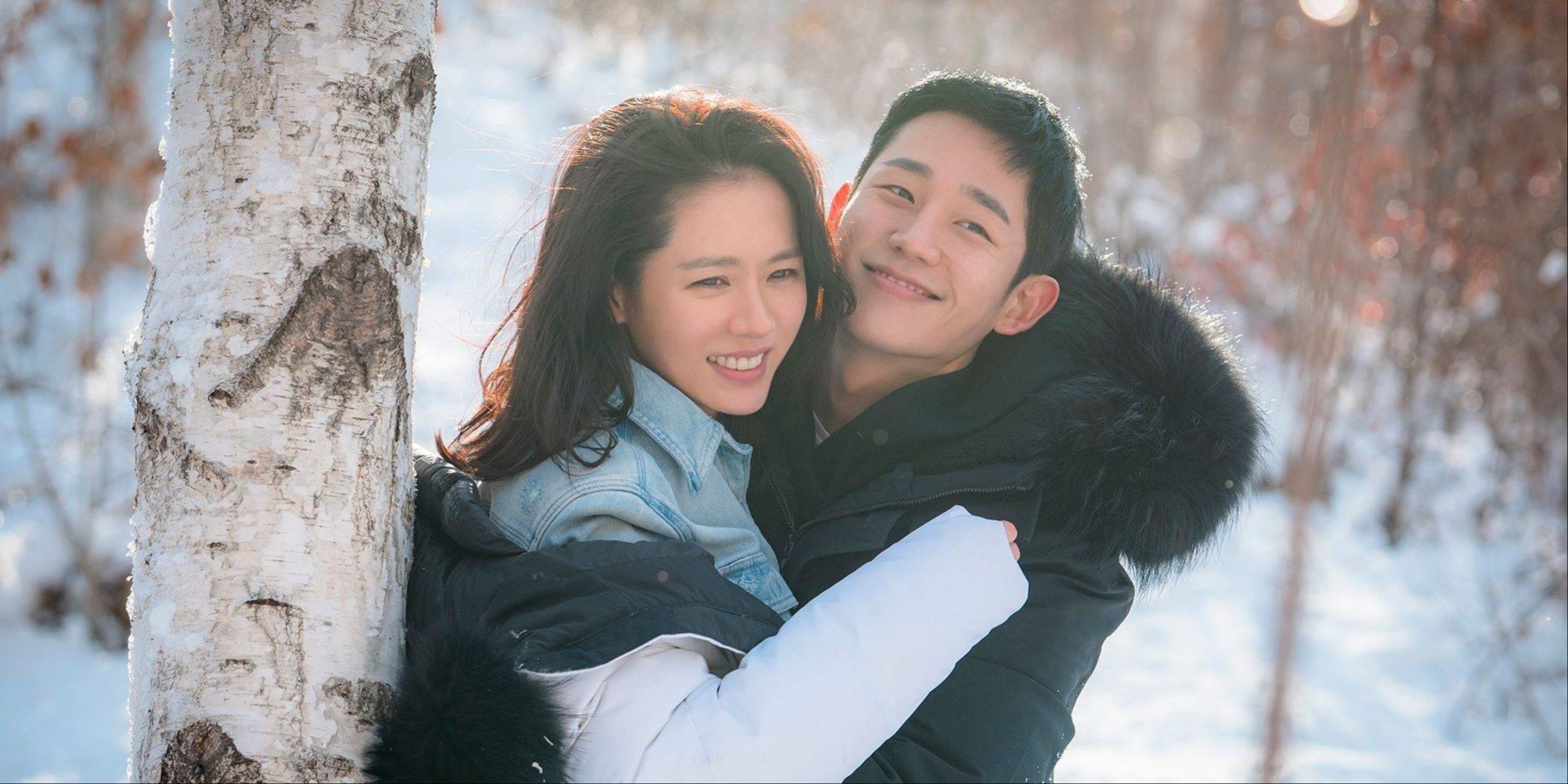 Son Ye-jin como Yoon Jin-ah e Jung Hae-in como Seo Jun-hui em Something in the Rain