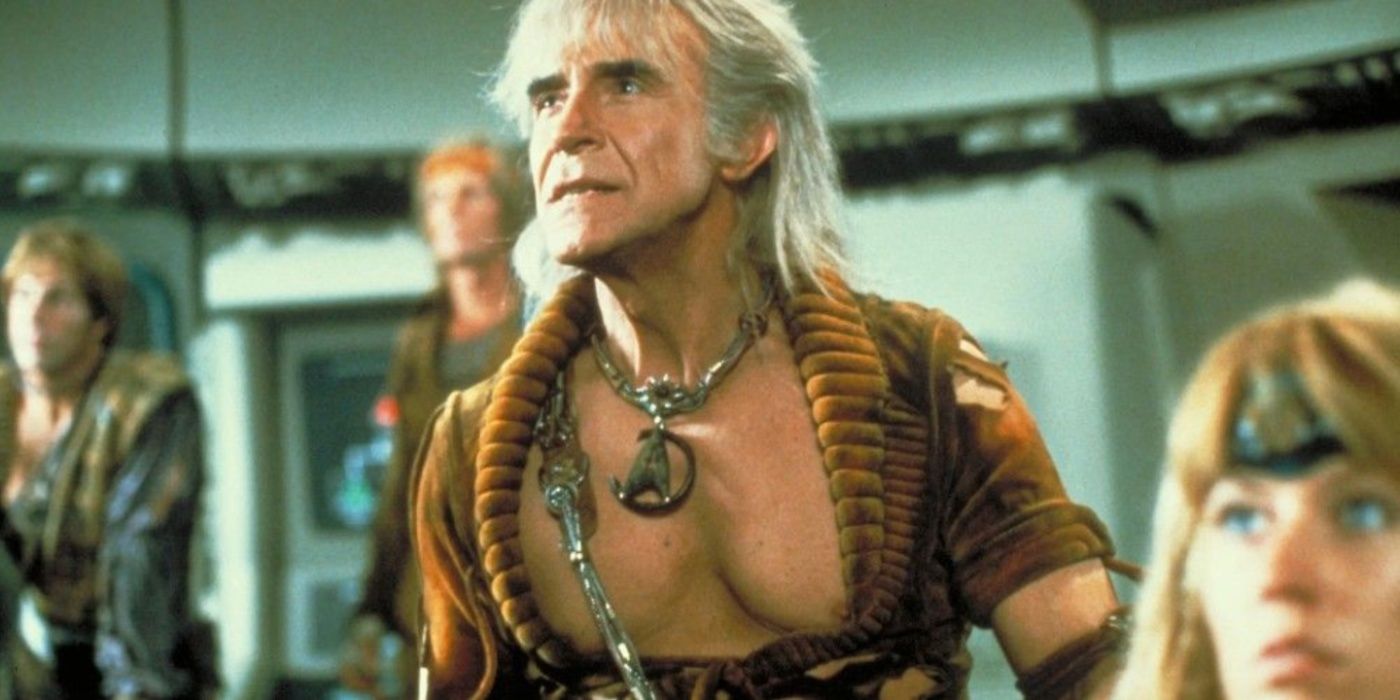 Khan Noonien Singh, de Star Trek, cercado por seu povo