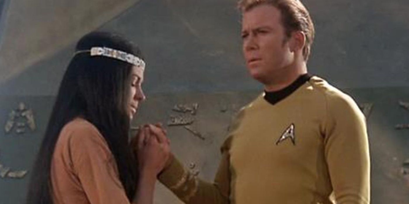 Miramanee com o Capitão Kirk em Star Trek.