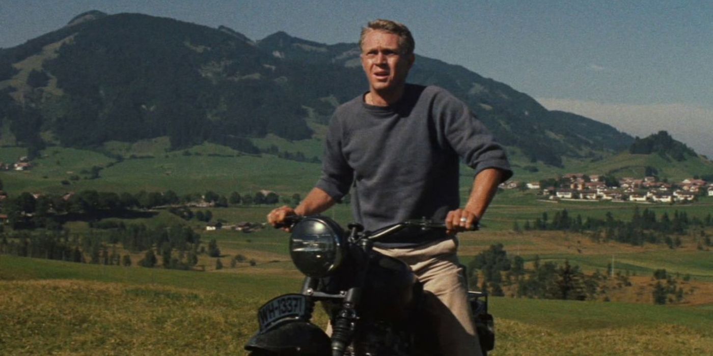 Steve McQueen como capitão Virgil Hilts em uma motocicleta da grande fuga