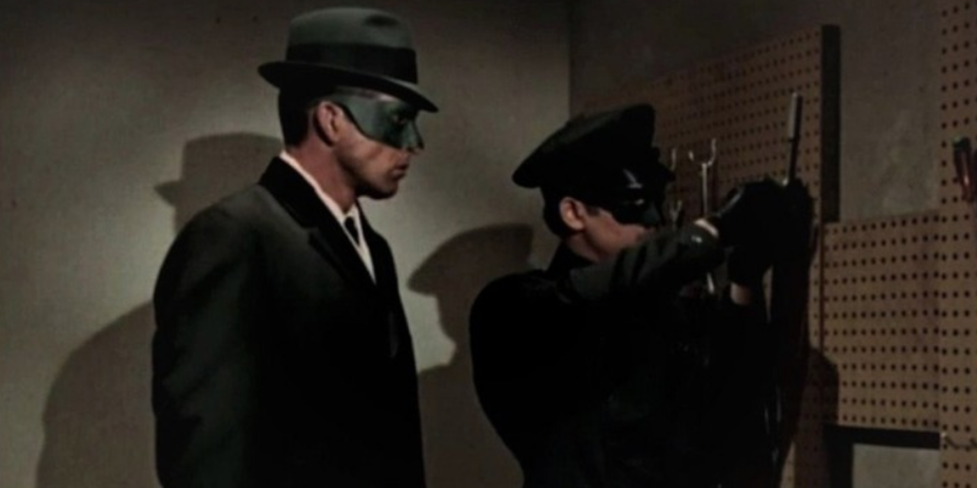 O Green Hornet (Van Williams) está assistindo Kato (Bruce Lee) mexer em alguns equipamentos em Fury of the Dragon.