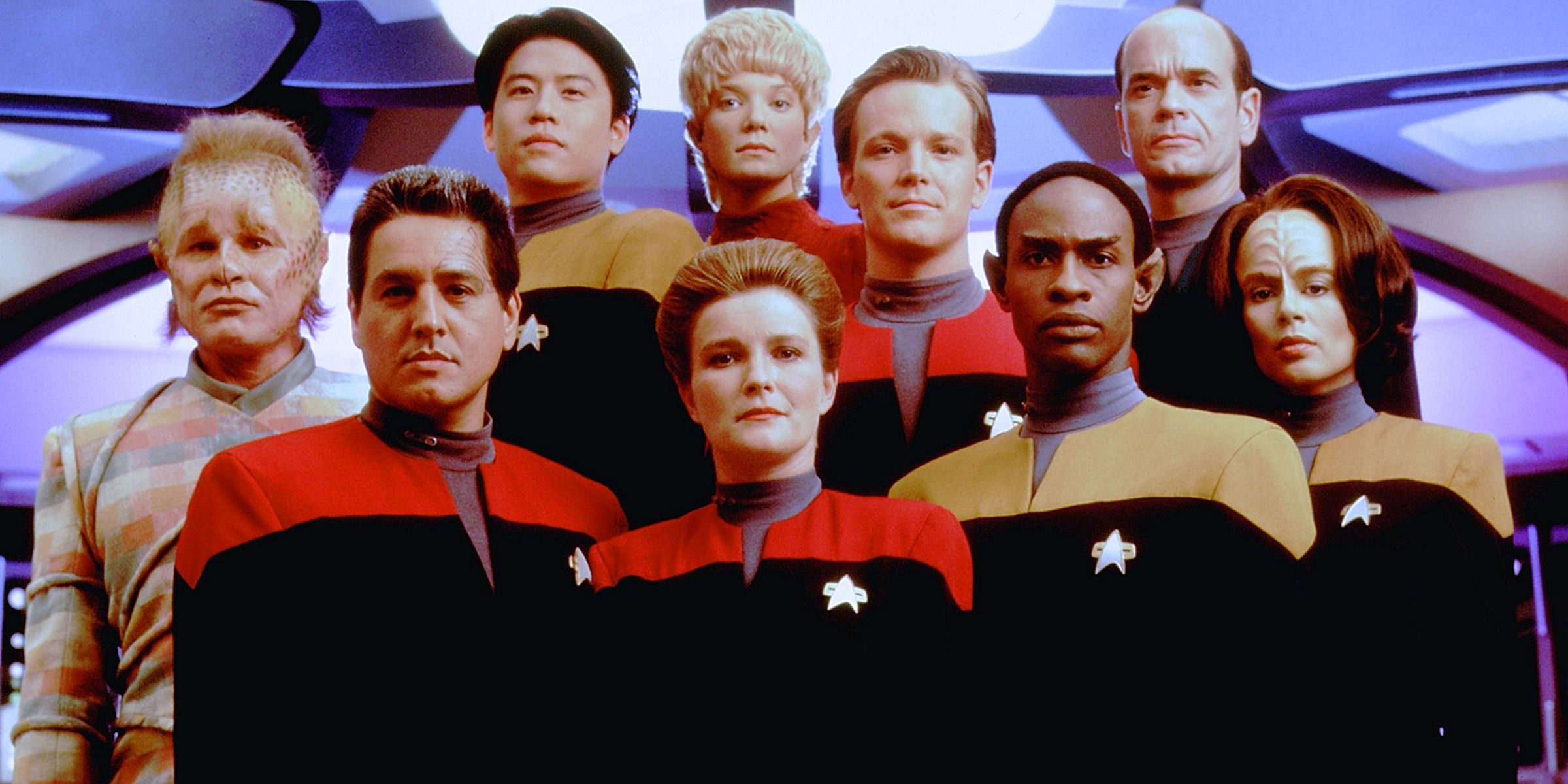 O elenco da 1ª temporada de Star Trek Voyager em fila no set da ponte