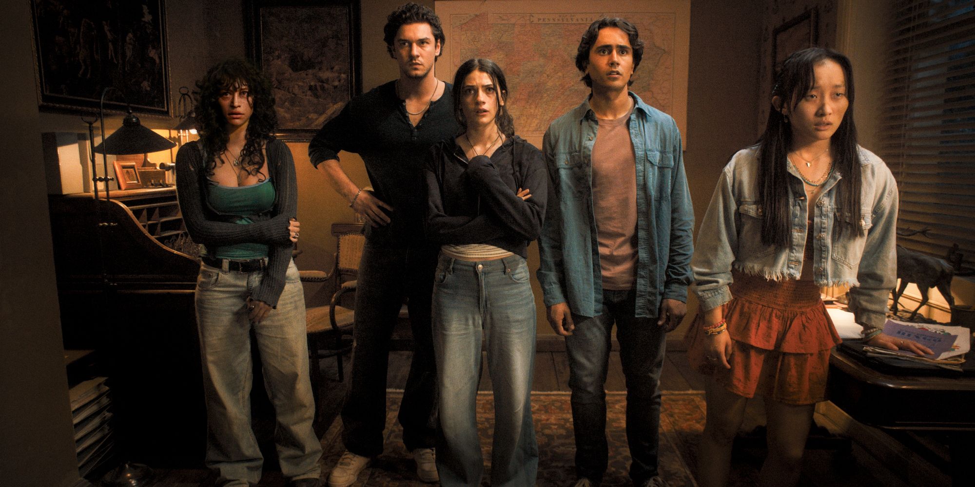 Nina, Abel, Clover, Max e Megan olham para a ampulheta no filme até o amanhecer