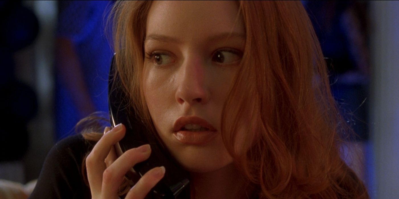 Alicia Witt como Natalie, por telefone, na lenda urbana.