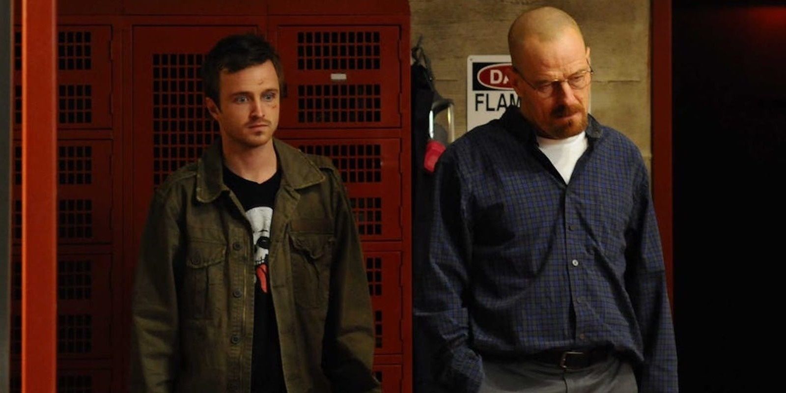 Walt e Jesse debatendo em seu superlaboratório sobre como lidar com o problema de pragas em Breaking Bad