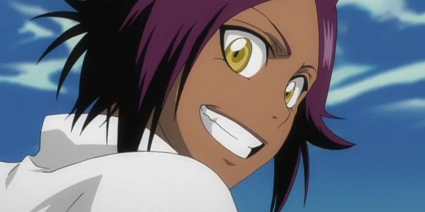 Yoruichi sorrindo amplamente por cima do ombro no anime de alvejante.