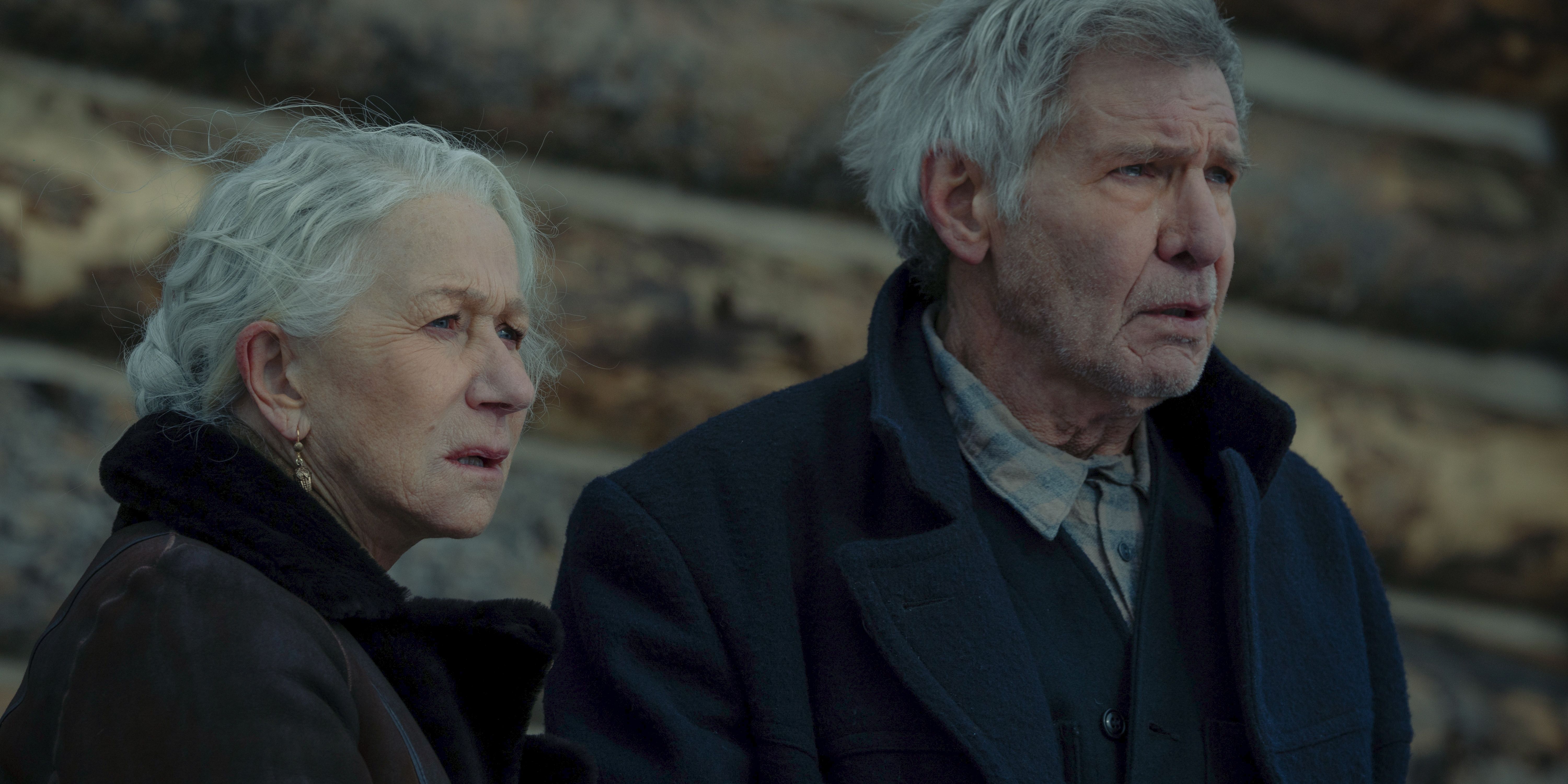 Jacob e Cara Dutton (Harrison Ford e Helen Mirren) ficam do lado de fora juntos, parecendo chateados em 1923