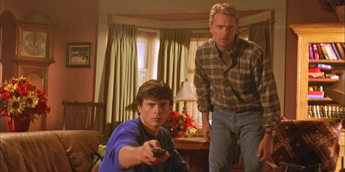 2 - Clark Kent rolünde Tom Welling ve Jonathan Kent rolünde John Schneider