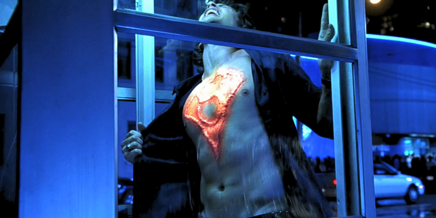 2 - Tom Welling como Clark Kent como a marca de Jor -El queima em Smallville