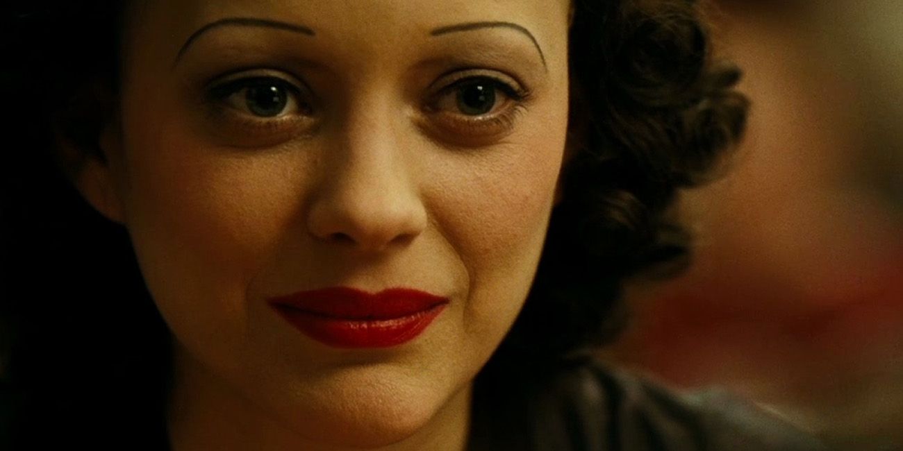 Marion Cotillard édith Piaf'ı La Vie en Rose'da bir yetişkin olarak tasvir ediyor.