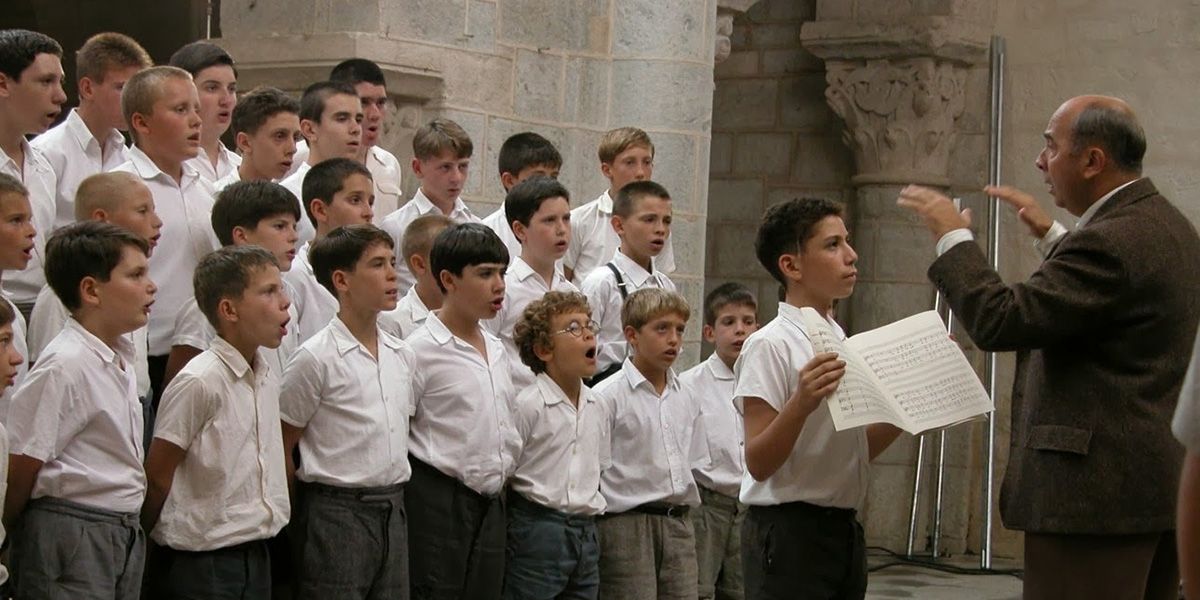 Gérard Jugnot, Les Choristes'de Clement Mathieu olarak bir çocuğun korosu yürütür.