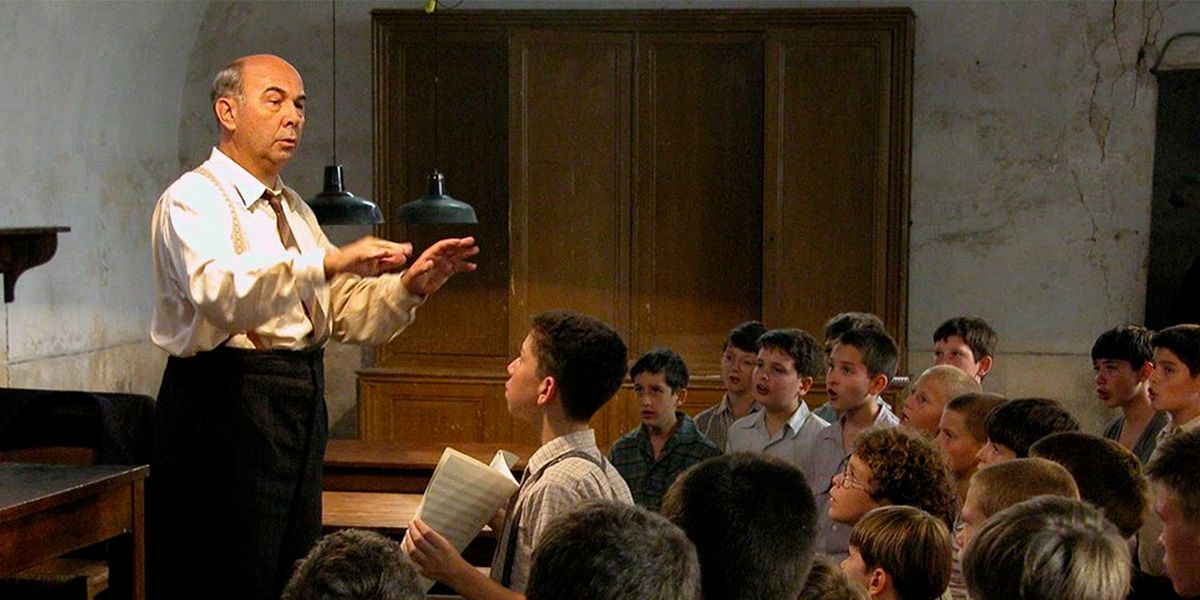 Clement Mathieu (Gérard Jugnot) Les Choristes'de bir müzik dersi veriyor.