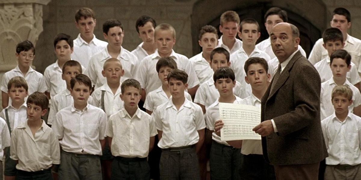 Clement Mathieu (Gérard Jugnot), Les Choristes'deki koro grubunun önünde duruyor.