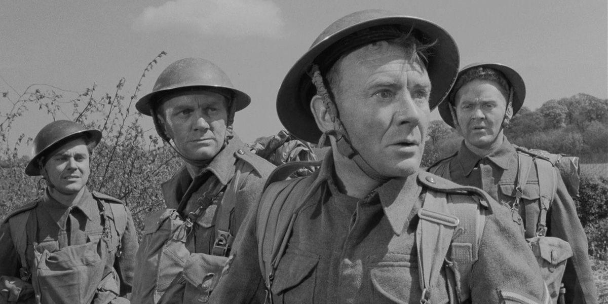 Meredith Edwards, Denys Graham, Ronald Hines, John Mills e Robert Urquhart usam uniformes militares em Dunkirk de 1958.