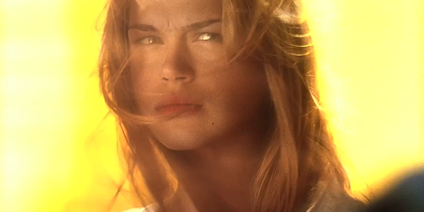 8 - Adrianne Palicki como Kara tentando fazer Clark ir com ela em Smallville