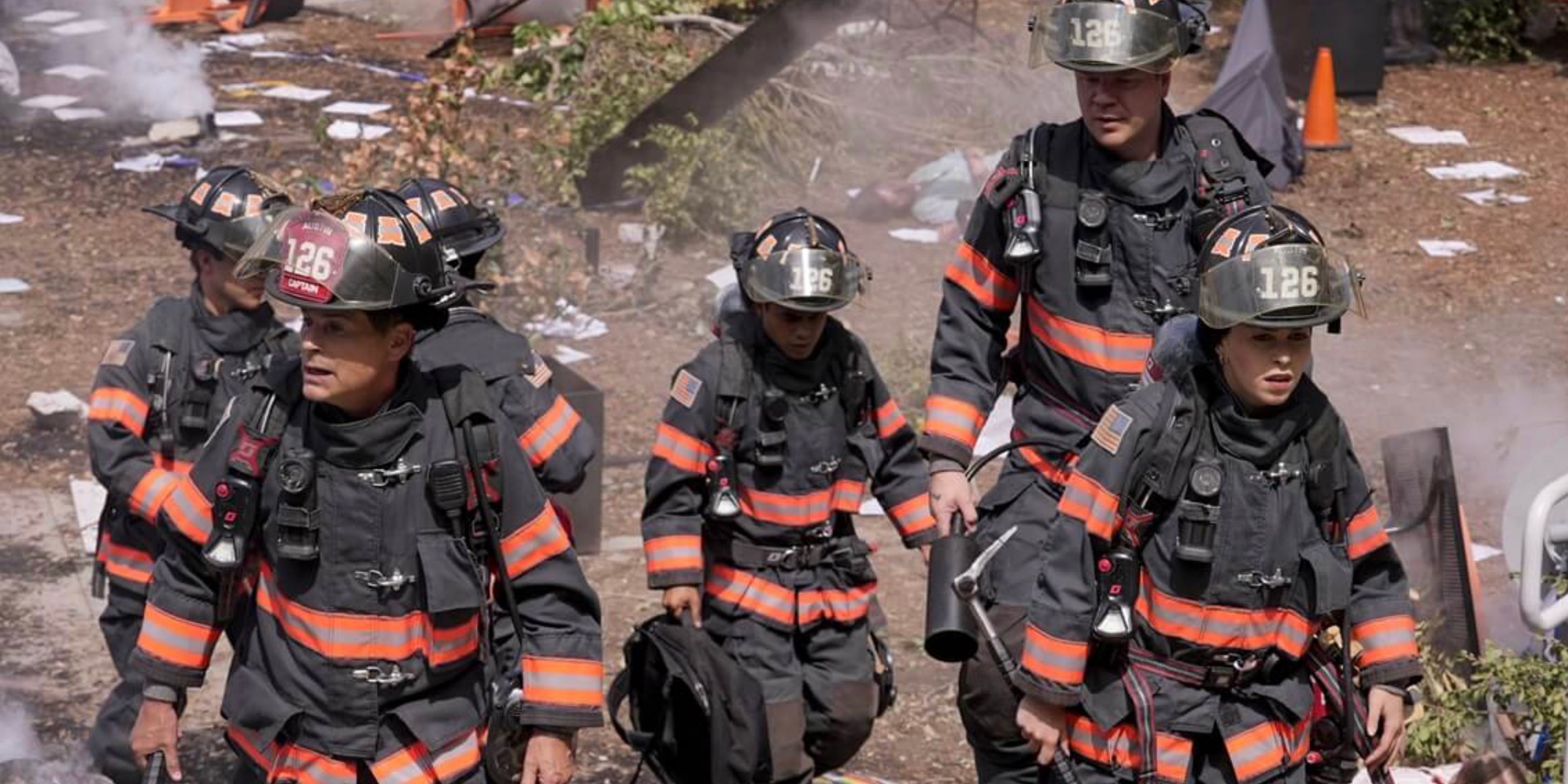 A tripulação 126, usando equipamento de bombeiro, fica em um campo de escombros em 9-1-1: final da série STAR SILE