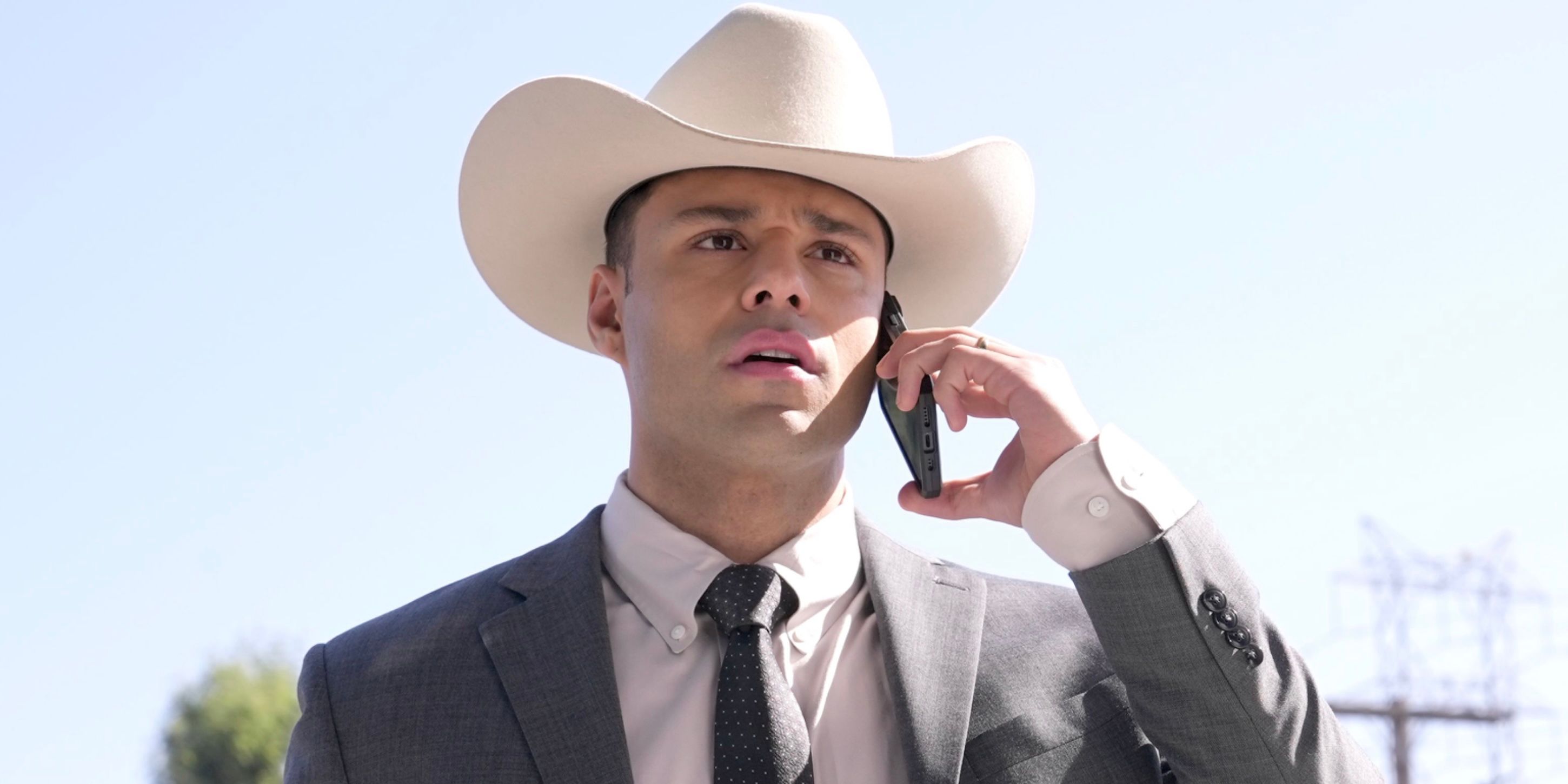 Carlos Reyes (Rafael L. Silva) hablando por teléfono en 9-1-1: Lone Star