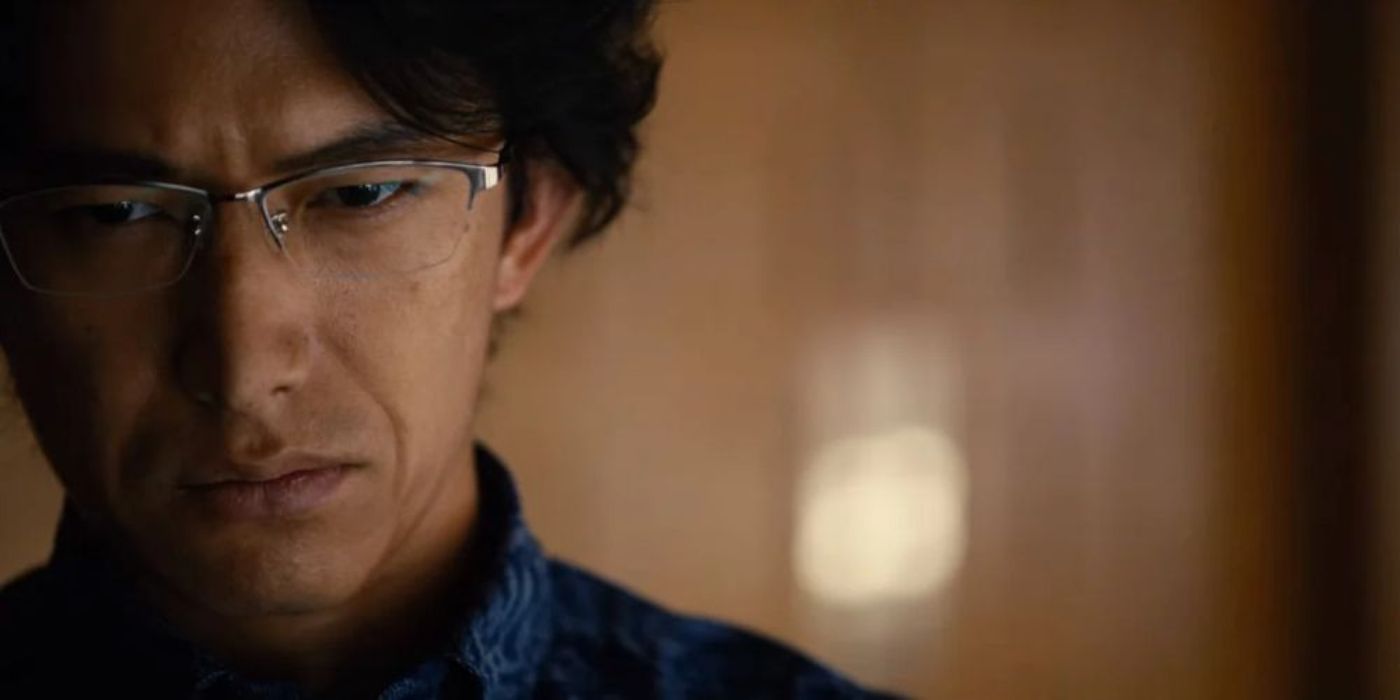 Keiichi Kuzuryū (Tsuyoshi Abe) parece chateado e contemplativo em Alice, em Borderland.