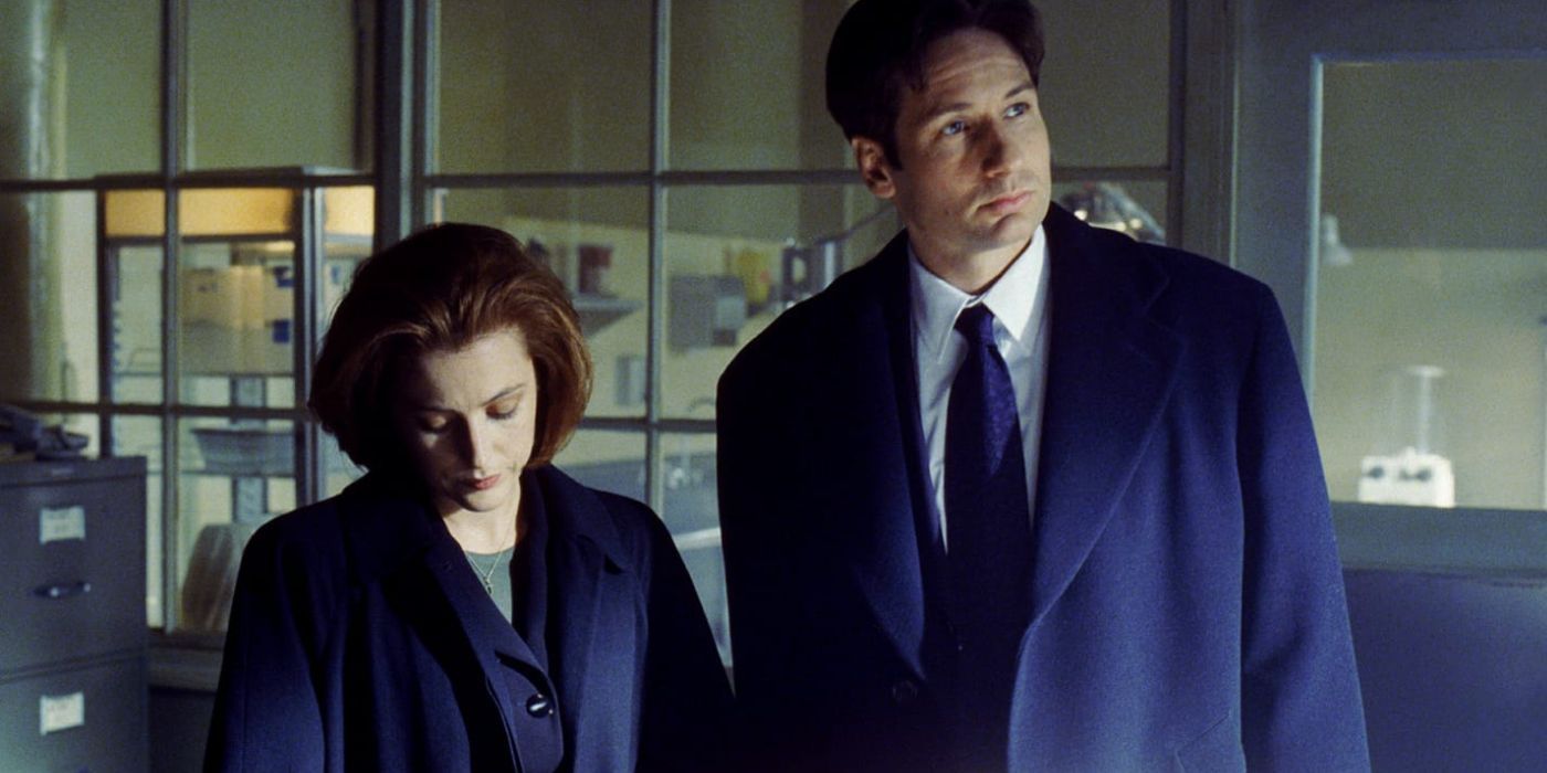 Mulder e Scully em pé em um necrotério