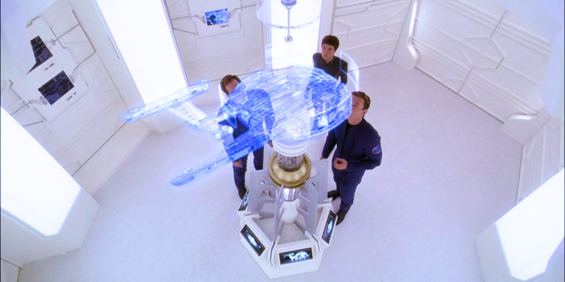 Capitão Archer, T'pol e Trip Tucker tudo de uniforme em uma sala alienígena Stark com uma empresa holográfica projetada no ar da Star Trek Enterprise