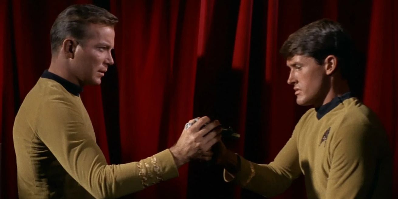 Capitão Kirk e Kevin Riley em Star Trek