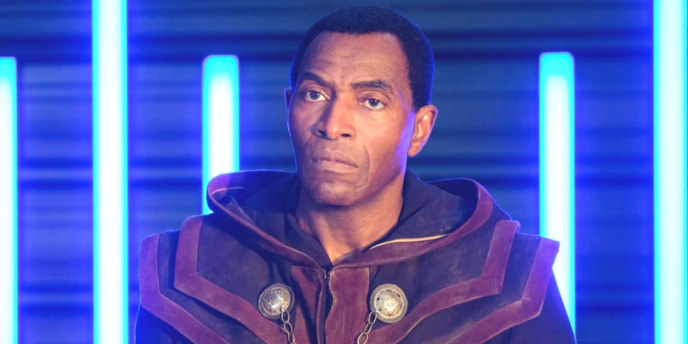 M'yrnn J'Onzz、俳優のCarl Lumblyが演じ、CWのスーパーガールの茶色の火星の鎧を着ています