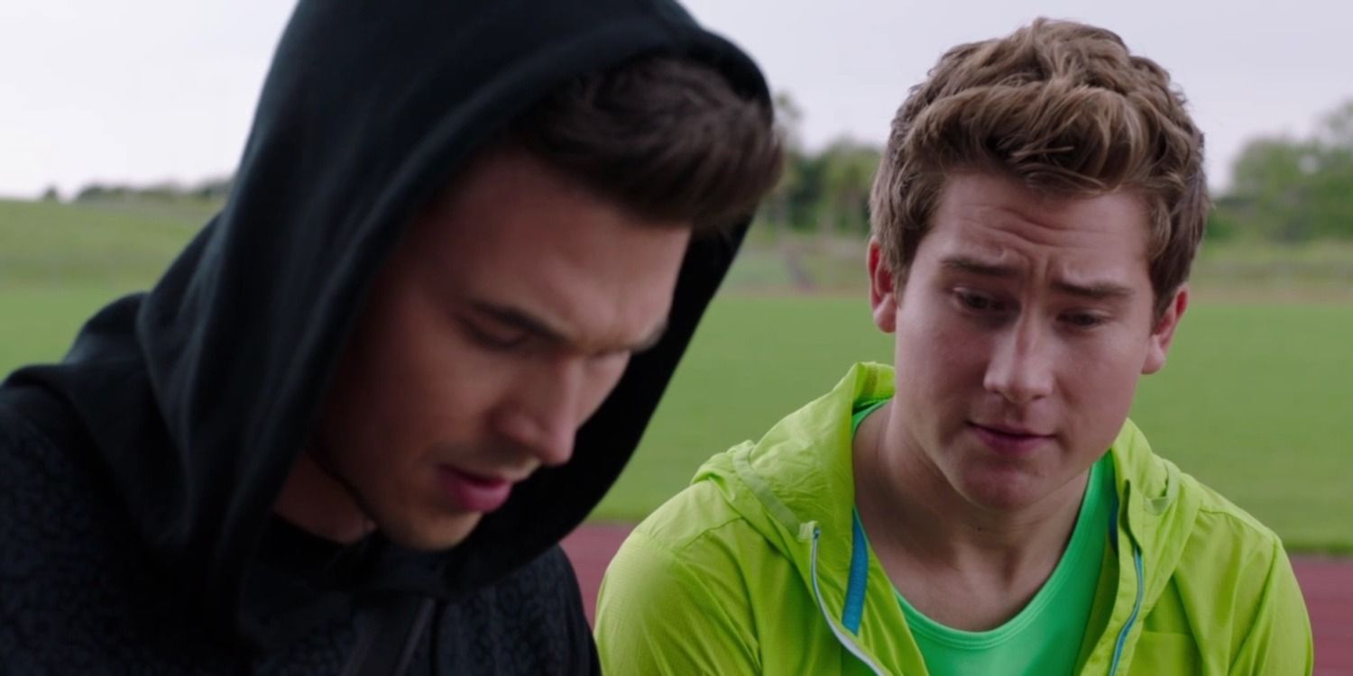 James Davies como Chase Randall e Michael Taber como Riley Griffin, da Power Rangers Dino Charge 